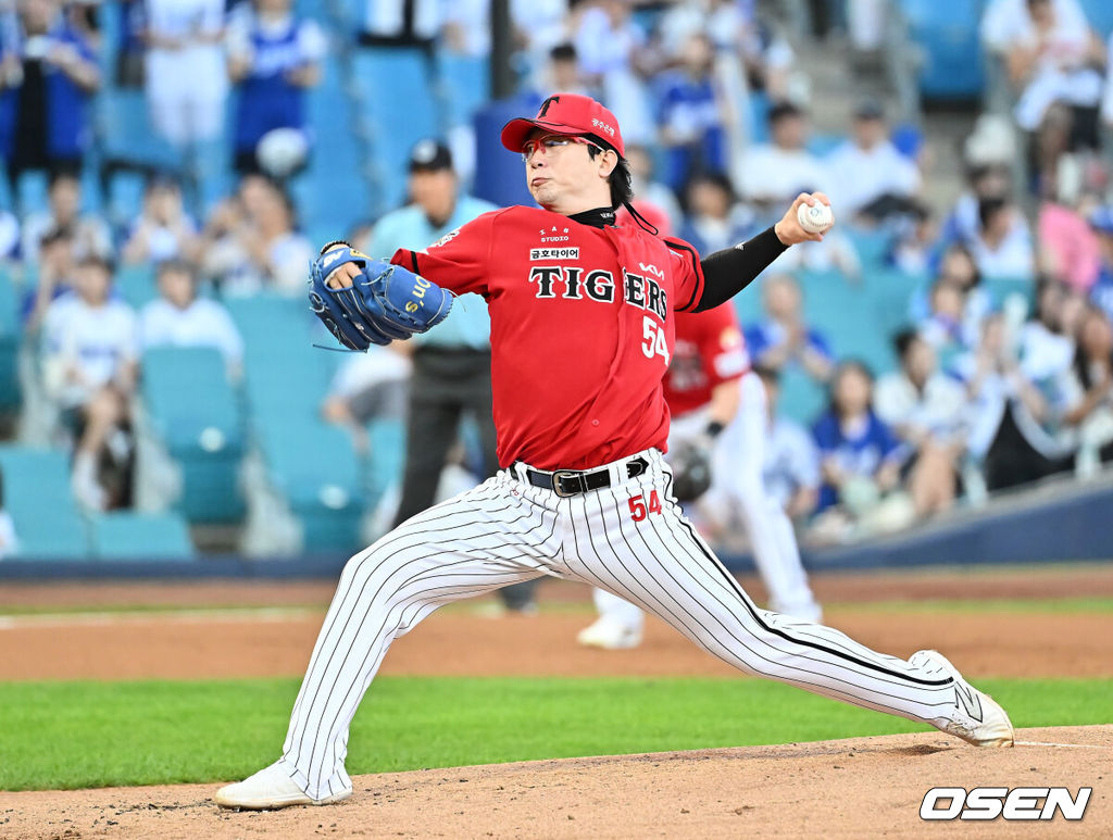 14일 대구삼성라이온즈파크에서 2025 신한 SOL 뱅크 KBO 리그 삼성 라이온즈와 KIA 타이거즈의 경기가 열렸다. 홈팀 삼성은 원태인이, 방문팀 KIA는 양현종이 선발 출전했다. KIA 타이거즈 선발 투수 양현종이 역투하고 있다. 2025.08.14 / foto0307@osen.co.kr