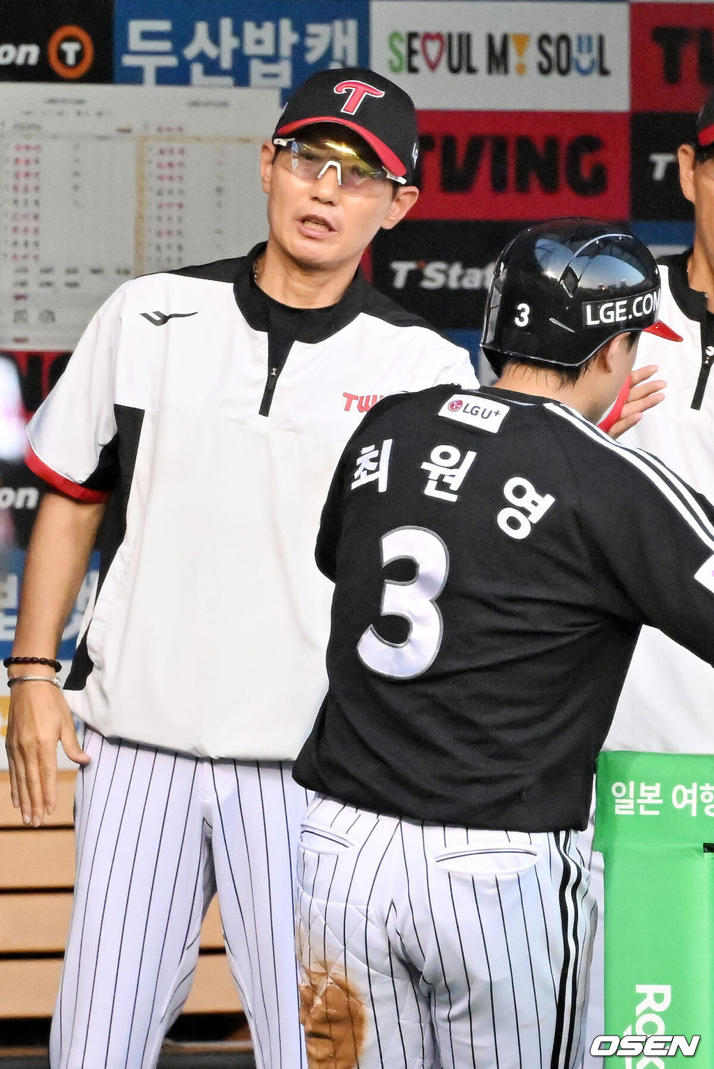 25일 오후 서울 잠실야구장에서 2025 신한 SOL Bank KBO리그 두산 베어스와 LG 트윈스의 경기가 열렸다.이날 두산은 콜어빈, LG는 에르난데스를 선발로 내세웠다.2회초 2사 주자 2,3루 LG 신민재의 좌익수 앞 동점 2타점 적시타때 홈을 밟은 최원영이 덕아웃에서 염경엽 감독과 하이파이브를 하고 있다. 2025.07.25 / rumi@osen.co.kr
