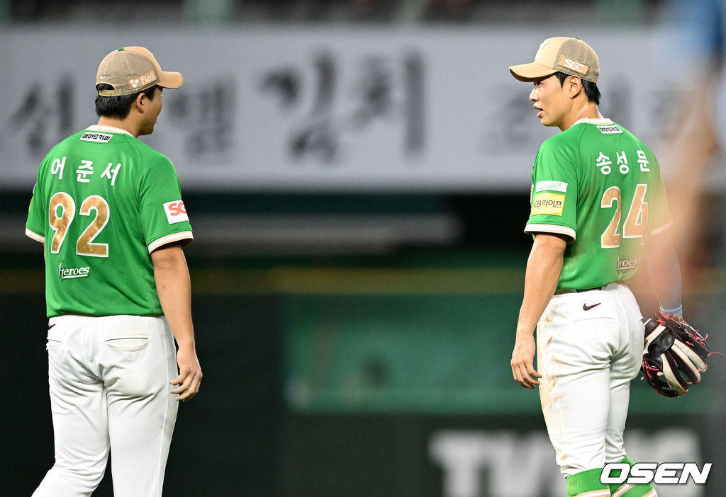 아쉬워하는 후배에게 조언 건네는 캡틴 송성문