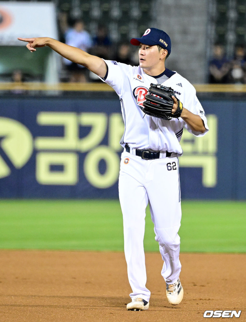 12일 서울 잠실구장에서 ‘2025 신한 SOL Bank KBO리그’ 두산 베어스와 NC 다이노스의 경기가 열렸다.두산은 콜어빈, NC는 김녹원이 선발로 나섰다.6회초 1사 2루에서 두산 안재석이 NC 최원준의 2루땅볼을 처리하며 홈을 가리키고 있다. 2025.08.12 / jpnews@osen.co.kr