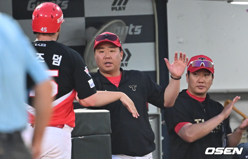 7일 부산 사직야구장에서 2025 신한 SOL 뱅크 KBO 리그 롯데 자이언츠와 KIA 타이거즈의 경기가 열렸다. 홈팀 롯데는 이민석이, 방문팀 KIA는 양현종이 선발 출전했다.KIA 타이거즈 이범호 감독이 4회초 좌월 솔로 홈런을 친 위즈덤과 하이파이브를 하고 있다. 2025.08.07 / foto0307@osen.co.kr