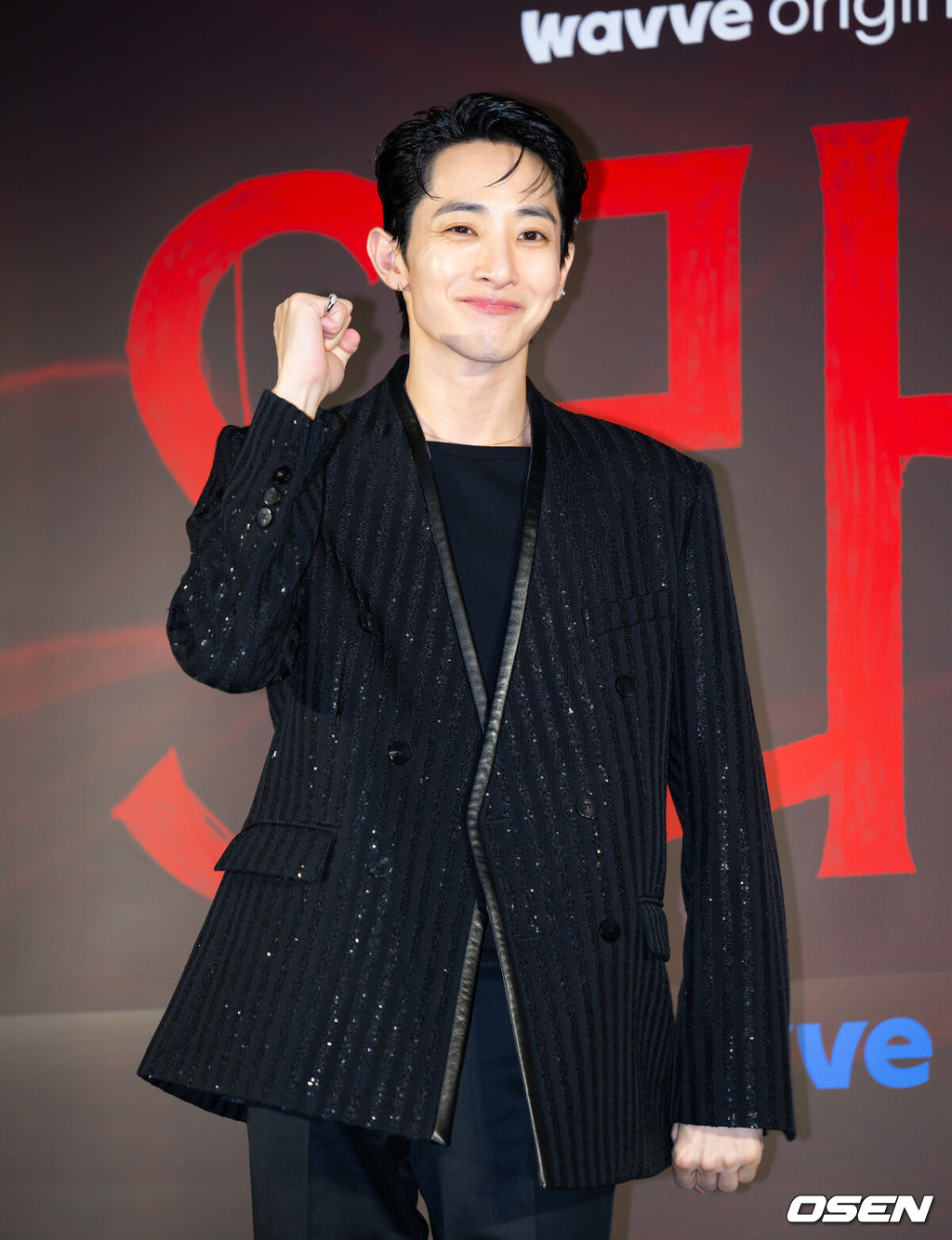 7일 오후 서울 용산구 한강대로 CGV 용산아이파크몰에서 영화 웨이브 오리지널 ‘S라인’ 언론시사회 및 제작발표회가 열렸다. 드라마 ‘S라인’은 성적 관계를 맺은 사람들 사이에 연결된 붉은 선, 일명 S라인이 보이기 시작하면서 감춰졌던 진실과 금지된 욕망이 드러나는 판타지 스릴러다.배우 이수혁이 행사장으로 입장하고 있다. 2025.07.07 / ksl0919@osen.co.kr