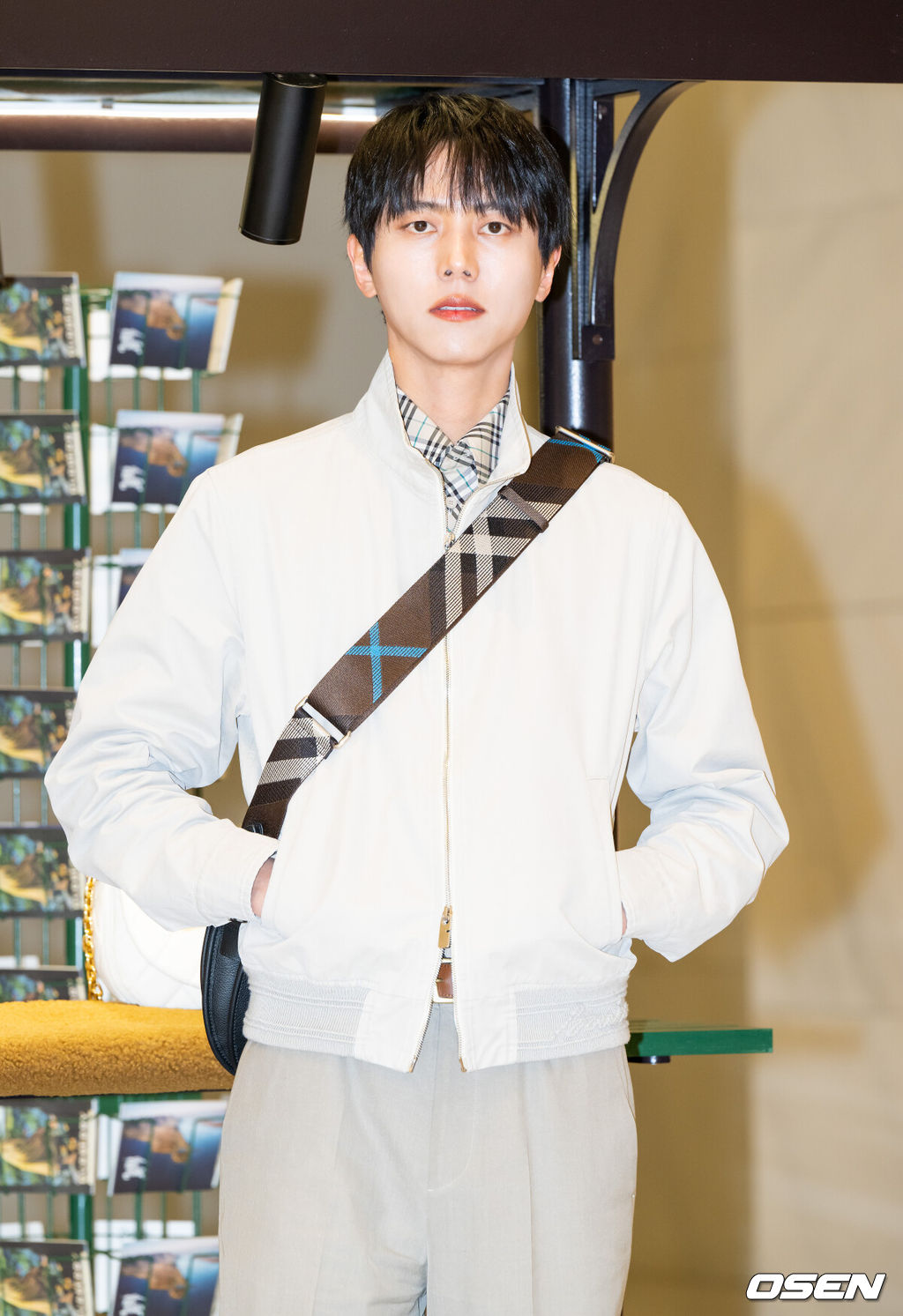 19일 오전 서울 여의도 더현대 서울에서 브랜드 버버리(BURBERRY)의 포토콜 행사가 진행됐다.이날 방송인 주우재과 배우 노정의, 가수 비비가 참석했다.방송인 주우재가 포즈를 취하고 있다.  2025.02.19 / soul1014@osen.co.kr