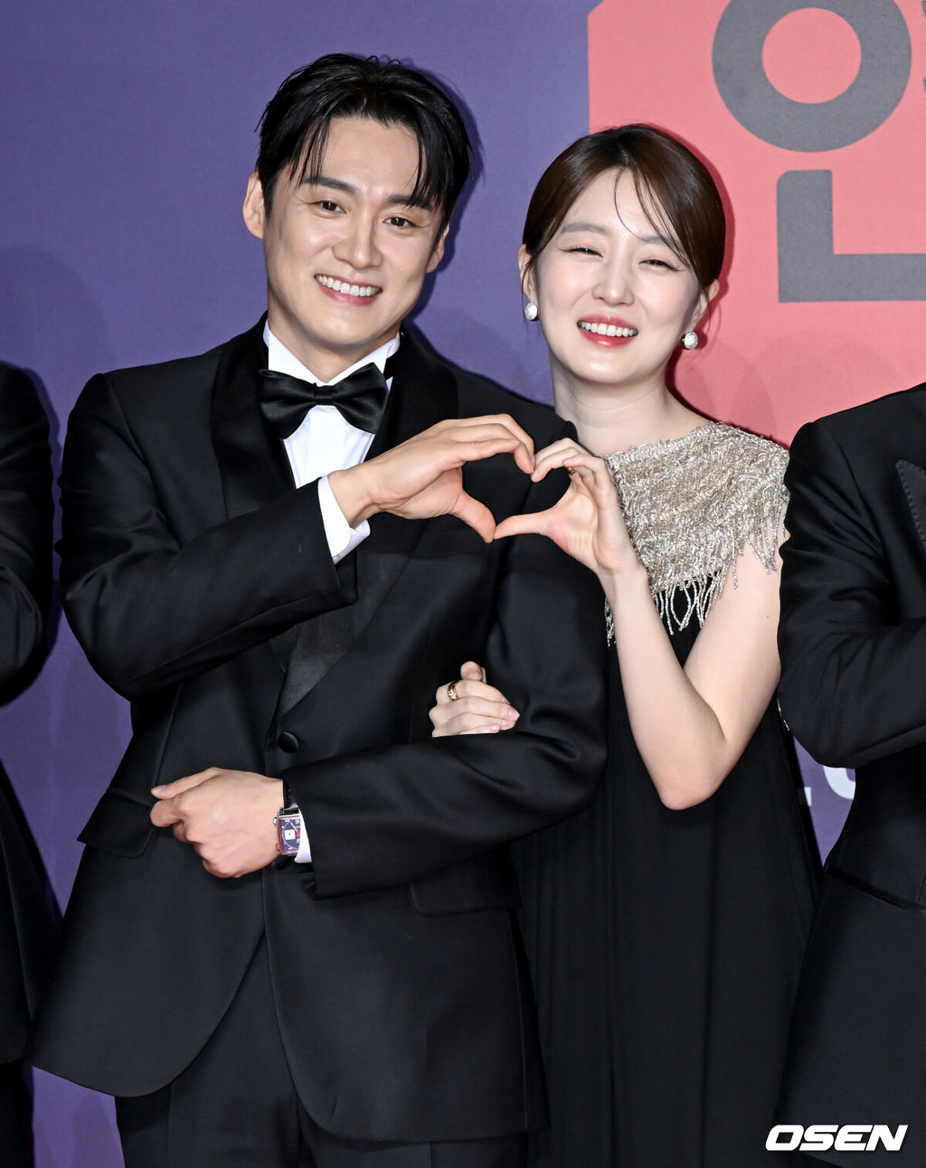 2023 SBS 연예대상 포토월 행사가 30일 서울 마포구 상암 SBS 프리즘타워에서 열렸다.오상진, 김소영 부부가 레드카펫을 밟으며 포즈를 취하고 있다. 2023.12.30/cej@osen.co.kr