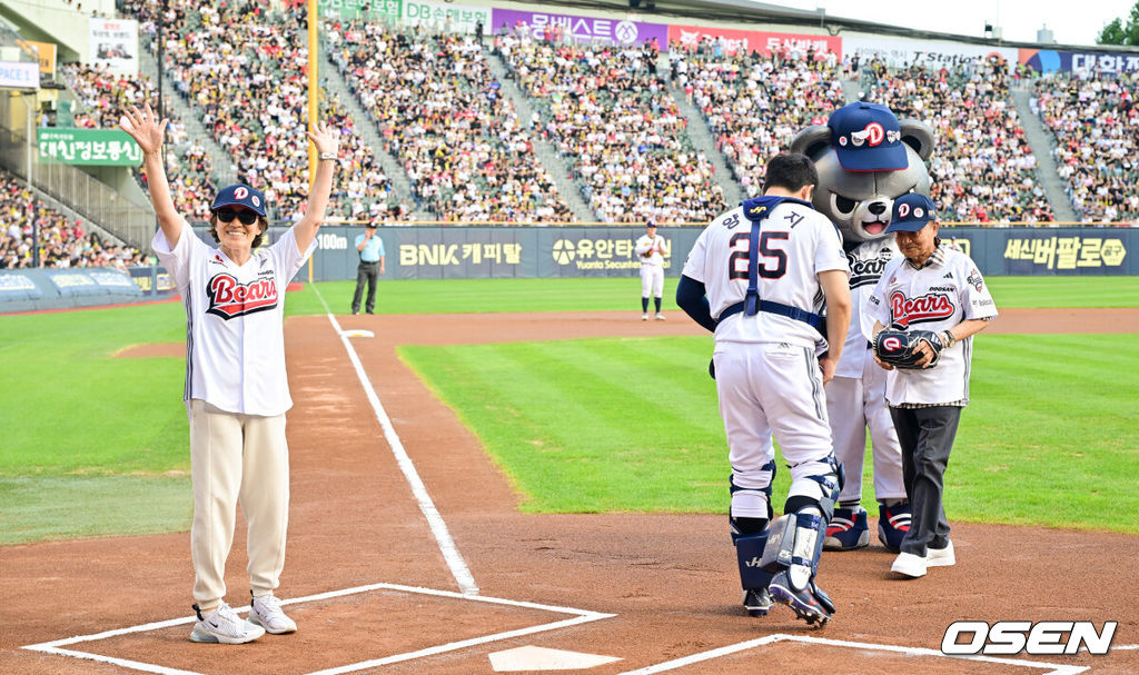 15일 오후 서울 잠실구장에서 ‘2025 신한 SOL BANK KBO리그’ 두산 베어스와 KIA 타이거즈의 경기가 진행됐다.이날 두산은 잭로그를, KIA는 김도현을 선발투수로 내세웠다. 경기 앞서 광복절 맞아 독립운동가 노백린 장군 후손 노영탁 씨와 독립운동가 박회성 지사 후손 임인자 씨가 시구, 시타를 하고 있다. 2025.08.15 / soul1014@osen.co.kr
