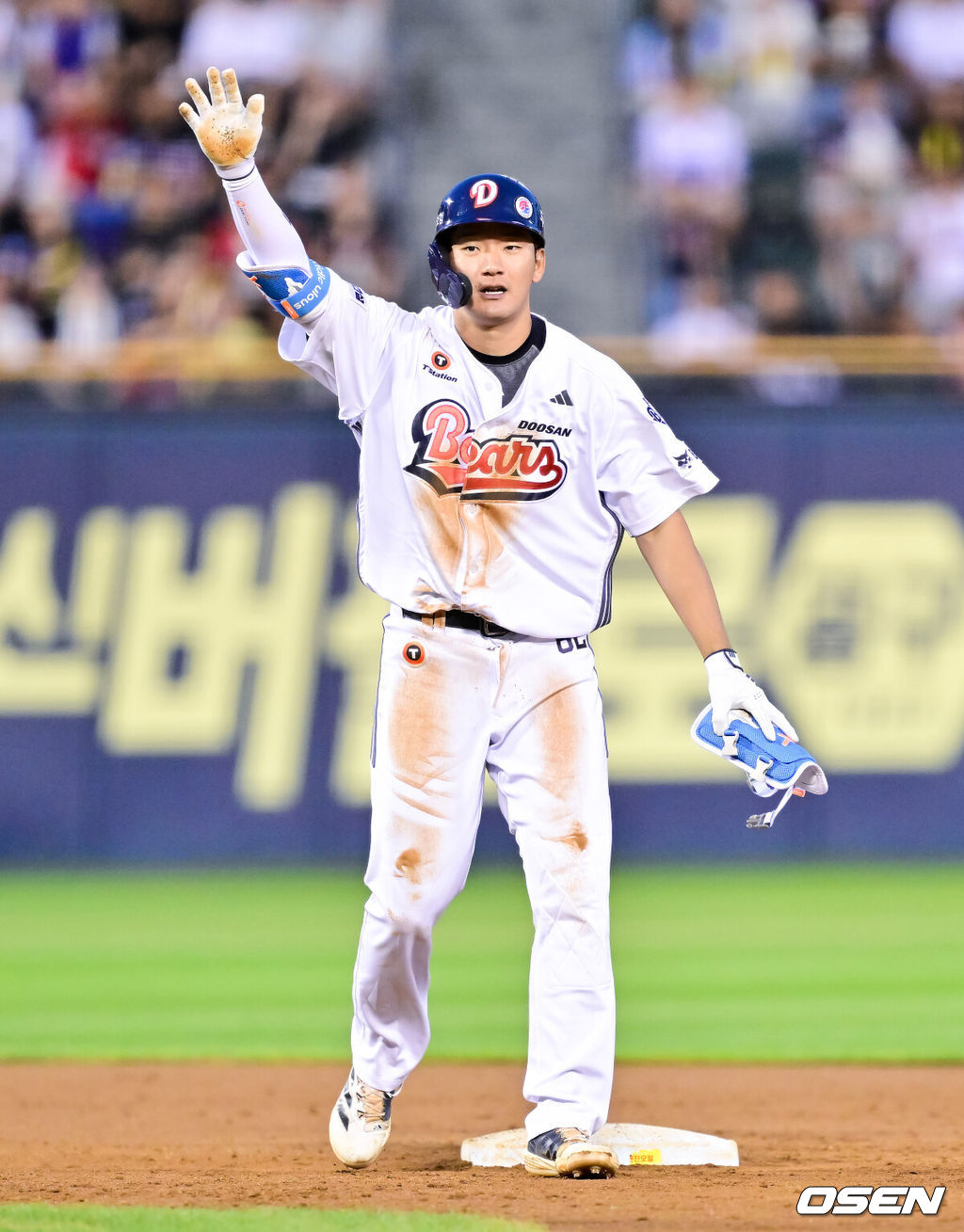 15일 오후 서울 잠실구장에서 ‘2025 신한 SOL BANK KBO리그’ 두산 베어스와 KIA 타이거즈의 경기가 진행됐다.이날 두산은 잭로그를, KIA는 김도현을 선발투수로 내세웠다. 4회말 1사 3루 두산 안재석이 1타점 적시 2루타를 날리고 세리머니를 하고 있다. 2025.08.15 / soul1014@osen.co.kr