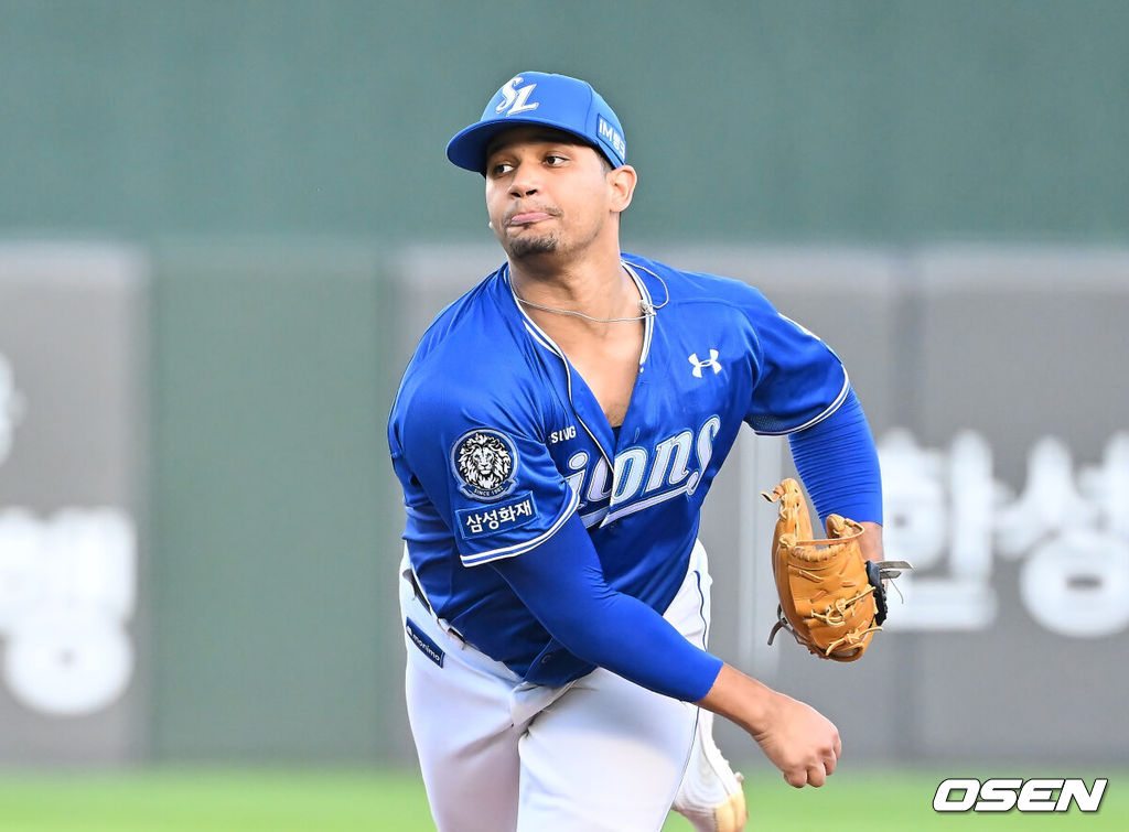 15일 부산 사직야구장에서 2025 신한 SOL 뱅크 KBO 리그 롯데 자이언츠와 삼성 라이온즈의 경기가 열렸다. 홈팀 롯데는 이민석이, 방문팀 삼성은 가라비토가 선발 출전했다.삼성 라이온즈 선발 투수 가라비토가 역투하고 있다. 2025.08.15 / foto0307@osen.co.kr
