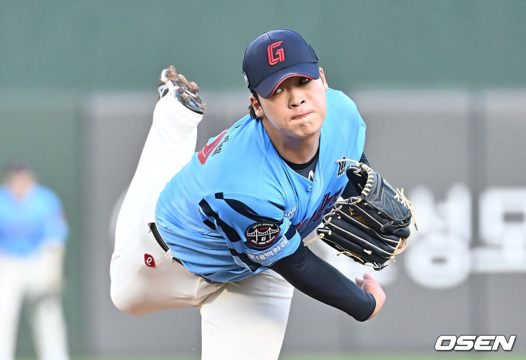 15일 부산 사직야구장에서 2025 신한 SOL 뱅크 KBO 리그 롯데 자이언츠와 삼성 라이온즈의 경기가 열렸다. 홈팀 롯데는 이민석이, 방문팀 삼성은 가라비토가 선발 출전했다.롯데 자이언츠 선발 투수 이민석이 역투하고 있다. 2025.08.15 / foto0307@osen.co.kr