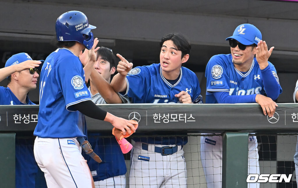 15일 부산 사직야구장에서 2025 신한 SOL 뱅크 KBO 리그 롯데 자이언츠와 삼성 라이온즈의 경기가 열렸다. 홈팀 롯데는 이민석이, 방문팀 삼성은 가라비토가 선발 출전했다.삼성 라이온즈 류지혁이 2회초 무사 1루 이재현 타석때 도루와 실책으로 득점을 올린 후 하이파이브를 하고 있다. 2025.08.15 / foto0307@osen.co.kr