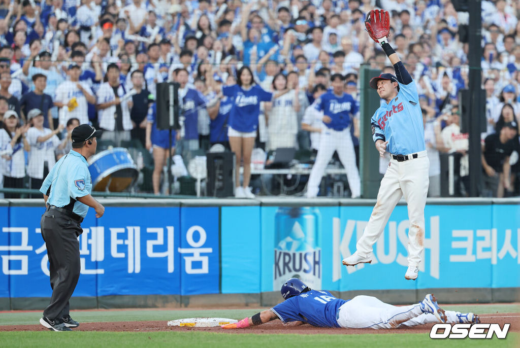 15일 부산 사직야구장에서 2025 신한 SOL 뱅크 KBO 리그 롯데 자이언츠와 삼성 라이온즈의 경기가 열렸다. 홈팀 롯데는 이민석이, 방문팀 삼성은 가라비토가 선발 출전했다.삼성 라이온즈 류지혁이 2회초 무사 1루 이재현 타석때 2루 도루를 시도해 포수 송구 실책에 3루 도루를 성공하고 있다. 류지혁은 중견수 송구 실책으로 득점에 성공했다. 2025.08.15 / foto0307@osen.co.kr