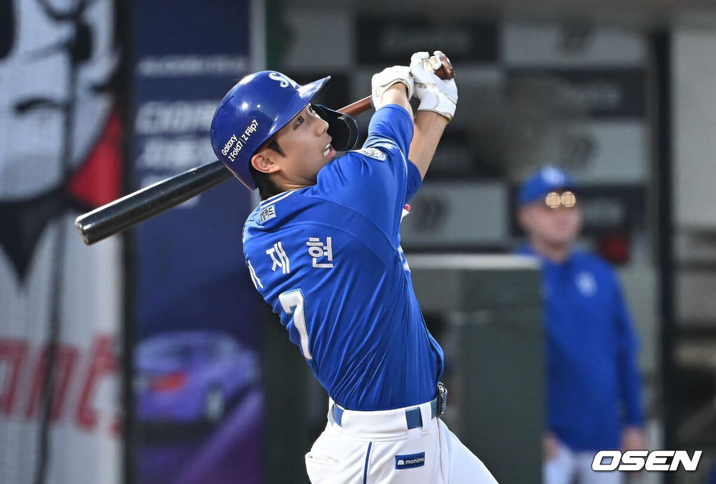 15일 부산 사직야구장에서 2025 신한 SOL 뱅크 KBO 리그 롯데 자이언츠와 삼성 라이온즈의 경기가 열렸다. 홈팀 롯데는 이민석이, 방문팀 삼성은 가라비토가 선발 출전했다.삼성 라이온즈 이재현이 4회초 우월 솔로 홈런을 치고 있다. 2025.08.15 / foto0307@osen.co.kr