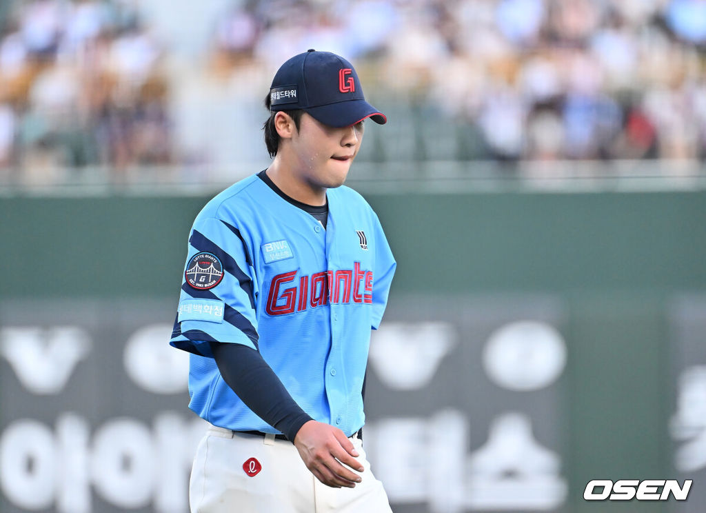 15일 부산 사직야구장에서 2025 신한 SOL 뱅크 KBO 리그 롯데 자이언츠와 삼성 라이온즈의 경기가 열렸다. 홈팀 롯데는 이민석이, 방문팀 삼성은 가라비토가 선발 출전했다.롯데 자이언츠 선발 투수 이민석이 1회초에 3실점하고 아쉬워하고 있다. 2025.08.15 / foto0307@osen.co.kr