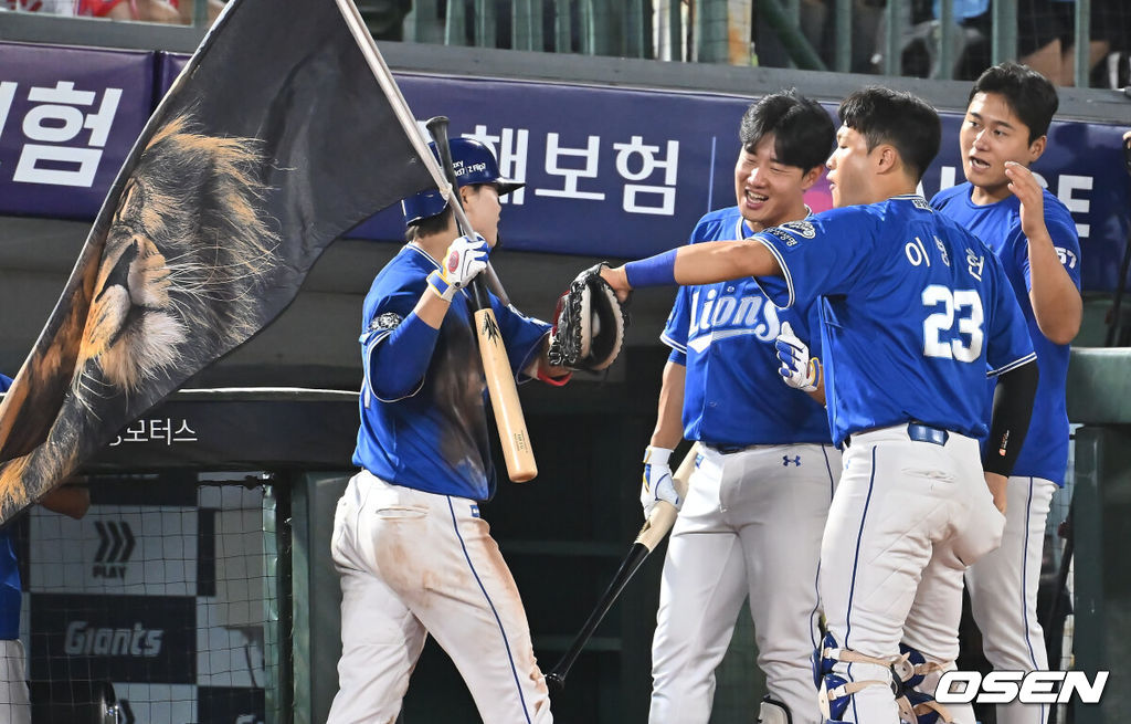 15일 부산 사직야구장에서 2025 신한 SOL 뱅크 KBO 리그 롯데 자이언츠와 삼성 라이온즈의 경기가 열렸다. 홈팀 롯데는 이민석이, 방문팀 삼성은 가라비토가 선발 출전했다.삼성 라이온즈 박승규가 7회초 1사 좌월 솔로 홈런을 치고 하이파이브를 하고 있다. 2025.08.15 / foto0307@osen.co.kr