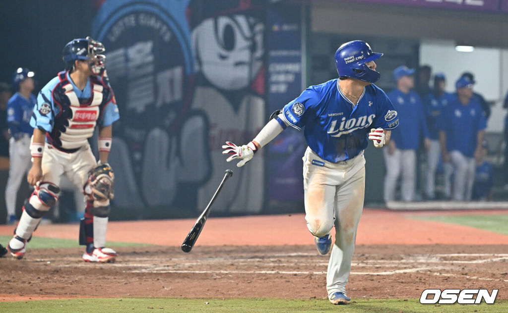 15일 부산 사직야구장에서 2025 신한 SOL 뱅크 KBO 리그 롯데 자이언츠와 삼성 라이온즈의 경기가 열렸다. 홈팀 롯데는 이민석이, 방문팀 삼성은 가라비토가 선발 출전했다.삼성 라이온즈 김영웅이 8회초 1사 좌월 솔로 홈런을 치고 있다. 2025.08.15 / foto0307@osen.co.kr