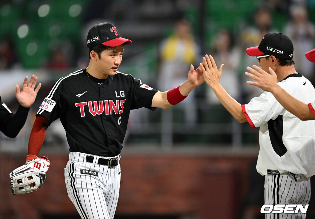 LG는 15일 인천 SSG랜더스필드에서 열린 2025 신한 SOL뱅크 KBO리그 원정 경기에서 SSG에 5-3으로 이겼다.경기 종료 후 LG 박해민이 염경엽 감독과 승리의 기쁨을 나누고 있다. 2025.08.15 /sunday@osen.co.kr