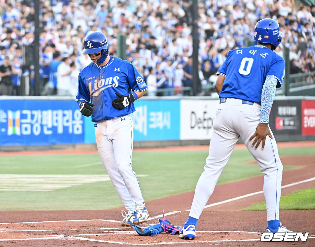15일 부산 사직야구장에서 2025 신한 SOL 뱅크 KBO 리그 롯데 자이언츠와 삼성 라이온즈의 경기가 열렸다. 홈팀 롯데는 이민석이, 방문팀 삼성은 가라비토가 선발 출전했다.삼성 라이온즈 박승규가 1회초 무사 만루 디아즈의 밀어내기 볼넷에 득점을 올리고 있다. 2025.08.15 / foto0307@osen.co.kr