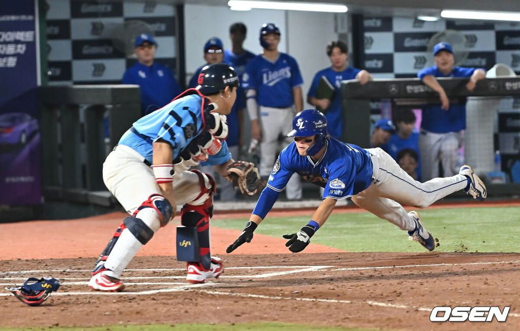 15일 부산 사직야구장에서 2025 신한 SOL 뱅크 KBO 리그 롯데 자이언츠와 삼성 라이온즈의 경기가 열렸다. 홈팀 롯데는 이민석이, 방문팀 삼성은 가라비토가 선발 출전했다.삼성 라이온즈 박승규가 6회초 무사 1,2루 구자욱의 1루 땅볼때 롯데 자이언츠 노진혁의 실책을 틈타 홈 쇄도 세이프되고 있다. 2025.08.15 / foto0307@osen.co.kr