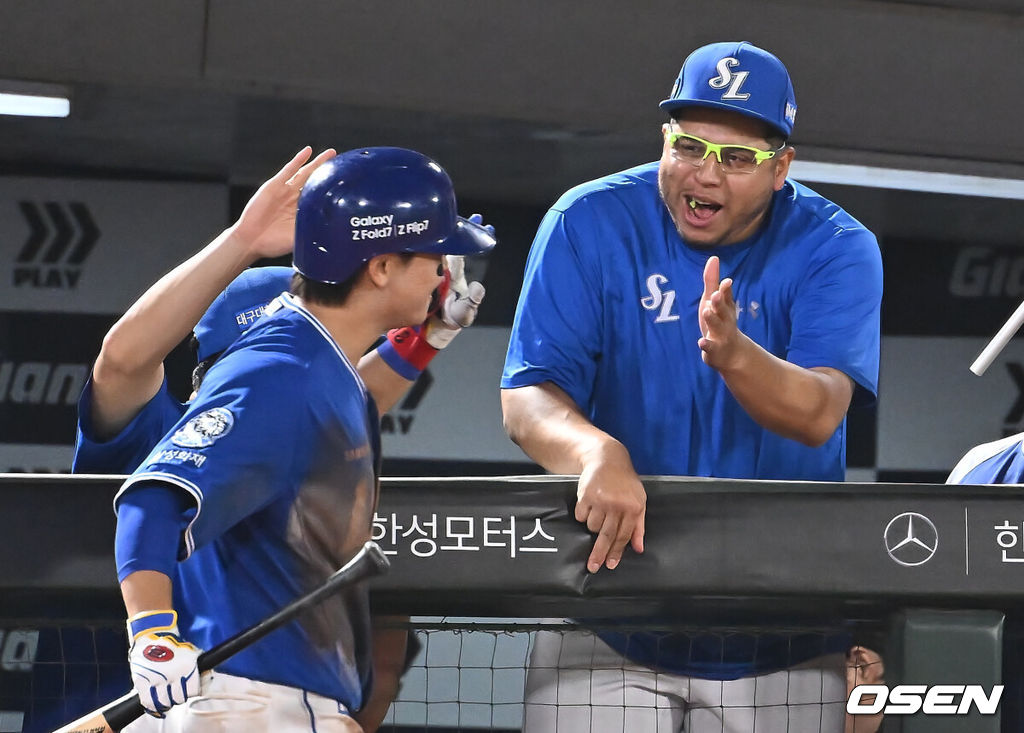 15일 부산 사직야구장에서 2025 신한 SOL 뱅크 KBO 리그 롯데 자이언츠와 삼성 라이온즈의 경기가 열렸다. 홈팀 롯데는 이민석이, 방문팀 삼성은 가라비토가 선발 출전했다.삼성 라이온즈 박승규가 7회초 1사 좌월 솔로 홈런을 치고 하이파이브를 하고 있다. 2025.08.15 / foto0307@osen.co.kr