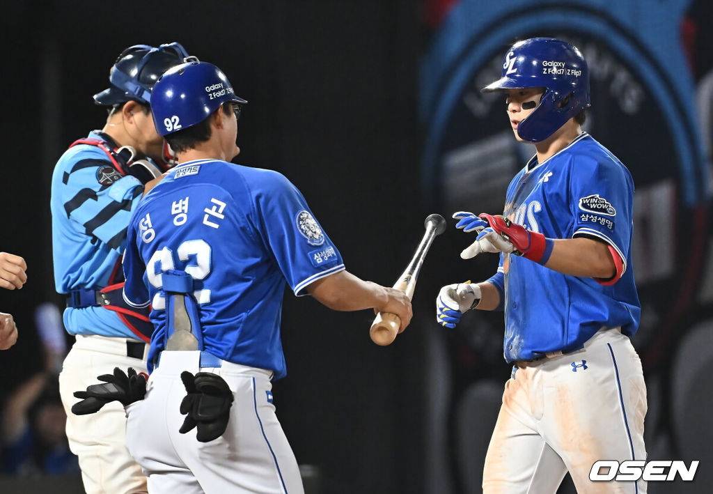 15일 부산 사직야구장에서 2025 신한 SOL 뱅크 KBO 리그 롯데 자이언츠와 삼성 라이온즈의 경기가 열렸다. 홈팀 롯데는 이민석이, 방문팀 삼성은 가라비토가 선발 출전했다.삼성 라이온즈 박승규가 7회초 1사 좌월 솔로 홈런을 치고 하이파이브를 하고 있다. 2025.08.15 / foto0307@osen.co.kr