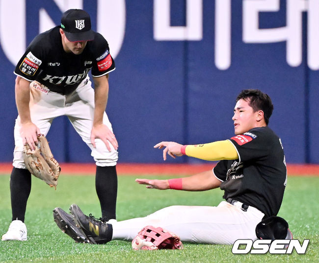 15일 오후 서울 고척스카이돔에서 ‘2025 신한 SOL Bank KBO리그’ 키움 히어로즈와 KT 위즈의 경기가 열린다. 8회말 1사 주자 1루 키움 카디네스의 우익수 왼쪽 안타때 타구를 캐치하려던 KT 우익수 안현민이 발목에 고통을 호소하며 일어서지 못하고 있다. 025.08.15 / rumi@osen.co.kr