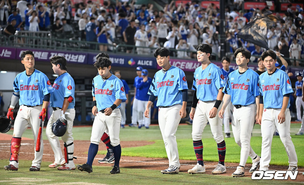 15일 부산 사직야구장에서 2025 신한 SOL 뱅크 KBO 리그 롯데 자이언츠와 삼성 라이온즈의 경기가 열렸다. 홈팀 롯데는 이민석이, 방문팀 삼성은 가라비토가 선발 출전했다.롯데 자이언츠 선수들이 삼성 라이온즈에 4-10으로 패하며 7연패 늪에 빠지고 아쉬운 인사를 하고 있다. 2025.08.15 / foto0307@osen.co.kr