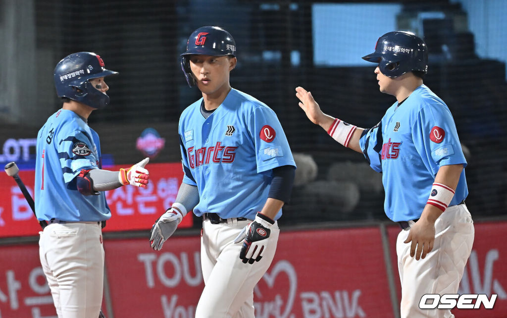 15일 부산 사직야구장에서 2025 신한 SOL 뱅크 KBO 리그 롯데 자이언츠와 삼성 라이온즈의 경기가 열렸다. 홈팀 롯데는 이민석이, 방문팀 삼성은 가라비토가 선발 출전했다.롯데 자이언츠 노진혁과 유강남이 6회말 2사 만루 김민성의 좌익수 왼쪽 3타점 2루타때 득점을 올리고 황두성과 하이파이브를 하고 있다. 2025.08.15 / foto0307@osen.co.kr