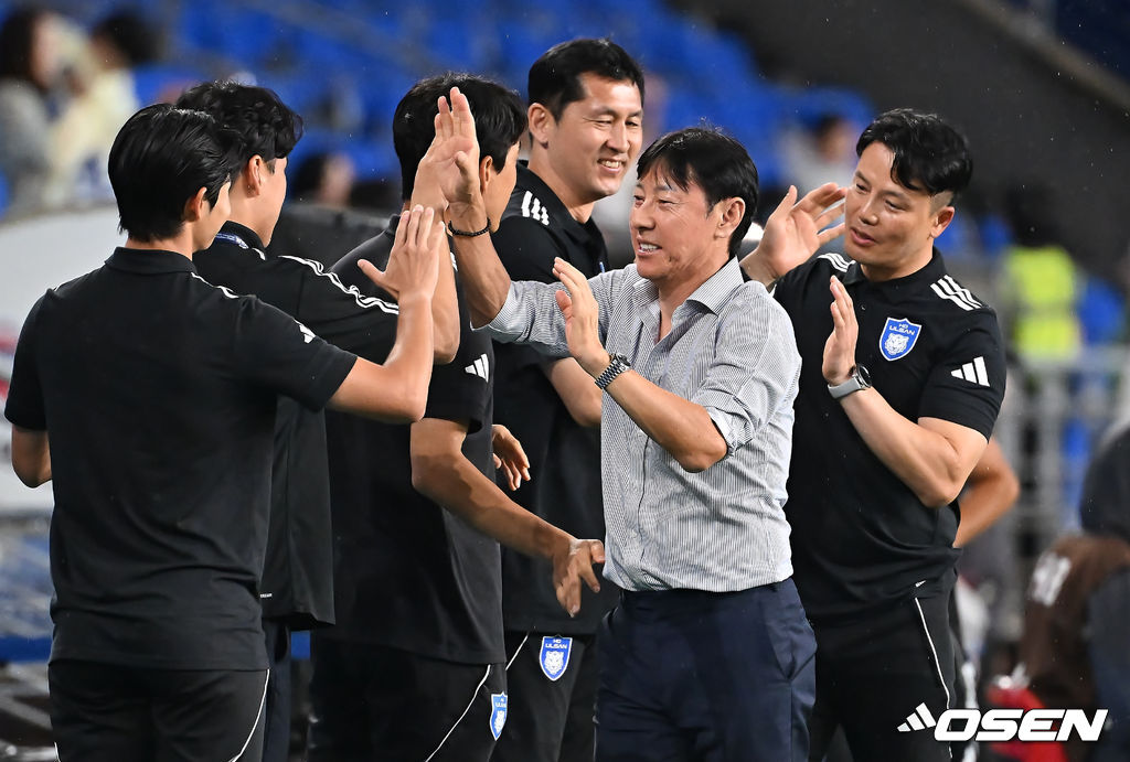 9일 울산 문수축구경기장에서 하나은행 K리그1 2025 울산 HD와 제주SK의 경기가 열렸다. 신태용 감독이 울산 HD 데뷔전이자 13년 만의 K리그 복귀 경기에 나섰다. 울산 HD 신태용 감독이 1-0으로 승리한 후 코치진과 기쁨을 나누고 있다. 2025.08.09 / foto0307@osen.co.kr
