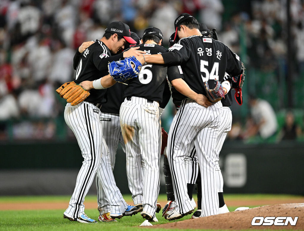 LG는 15일 인천 SSG랜더스필드에서 열린 2025 신한 SOL뱅크 KBO리그 원정 경기에서 SSG에 5-3으로 이겼다.경기 종료 후 LG 선수들이 승리의 기쁨을 나누고 있다. 2025.08.15 /sunday@osen.co.kr