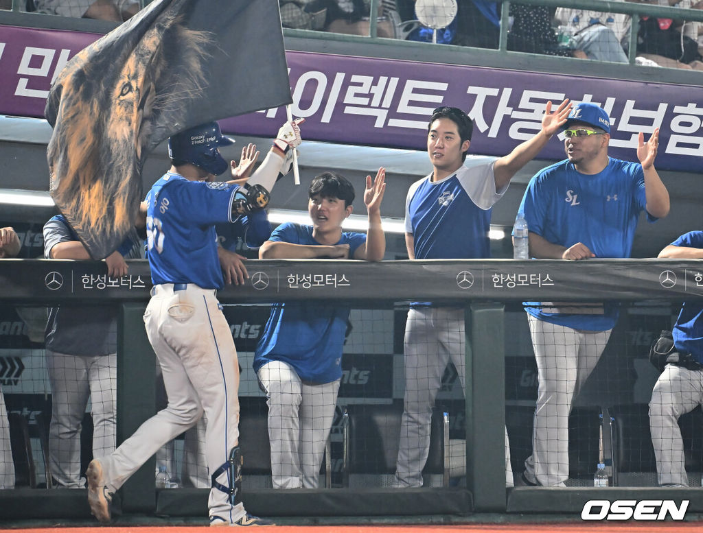 15일 부산 사직야구장에서 2025 신한 SOL 뱅크 KBO 리그 롯데 자이언츠와 삼성 라이온즈의 경기가 열렸다. 홈팀 롯데는 이민석이, 방문팀 삼성은 가라비토가 선발 출전했다.삼성 라이온즈 김영웅이 8회초 1사 좌월 솔로 홈런을 치고 하이파이브를 하고 있다. 2025.08.15 / foto0307@osen.co.kr