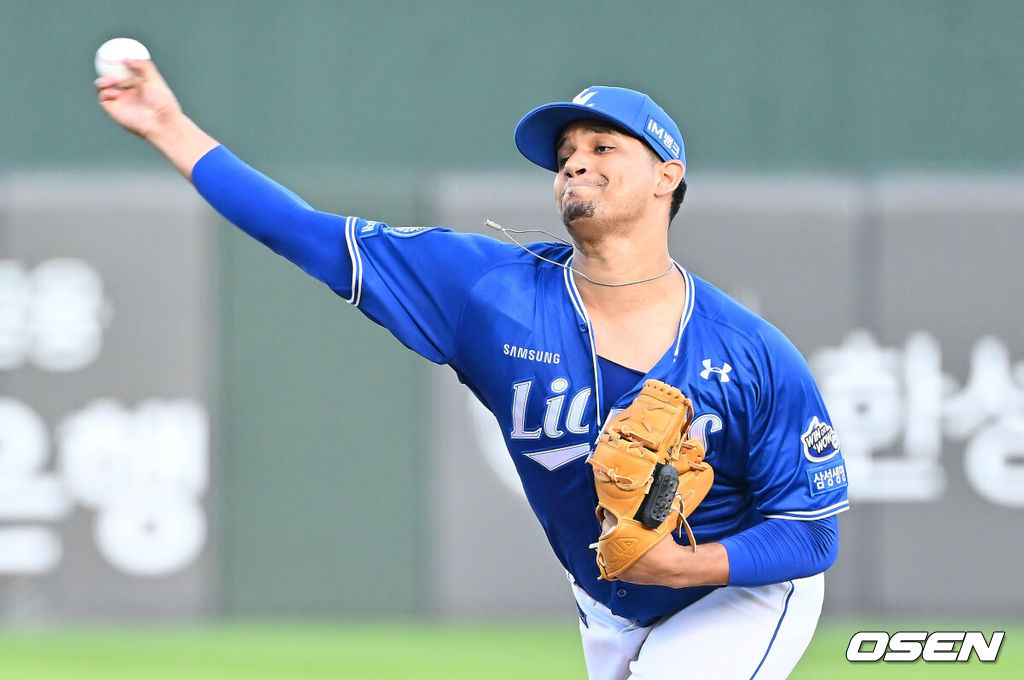 15일 부산 사직야구장에서 2025 신한 SOL 뱅크 KBO 리그 롯데 자이언츠와 삼성 라이온즈의 경기가 열렸다. 홈팀 롯데는 이민석이, 방문팀 삼성은 가라비토가 선발 출전했다.삼성 라이온즈 선발 투수 가라비토가 역투하고 있다. 2025.08.15 / foto0307@osen.co.kr