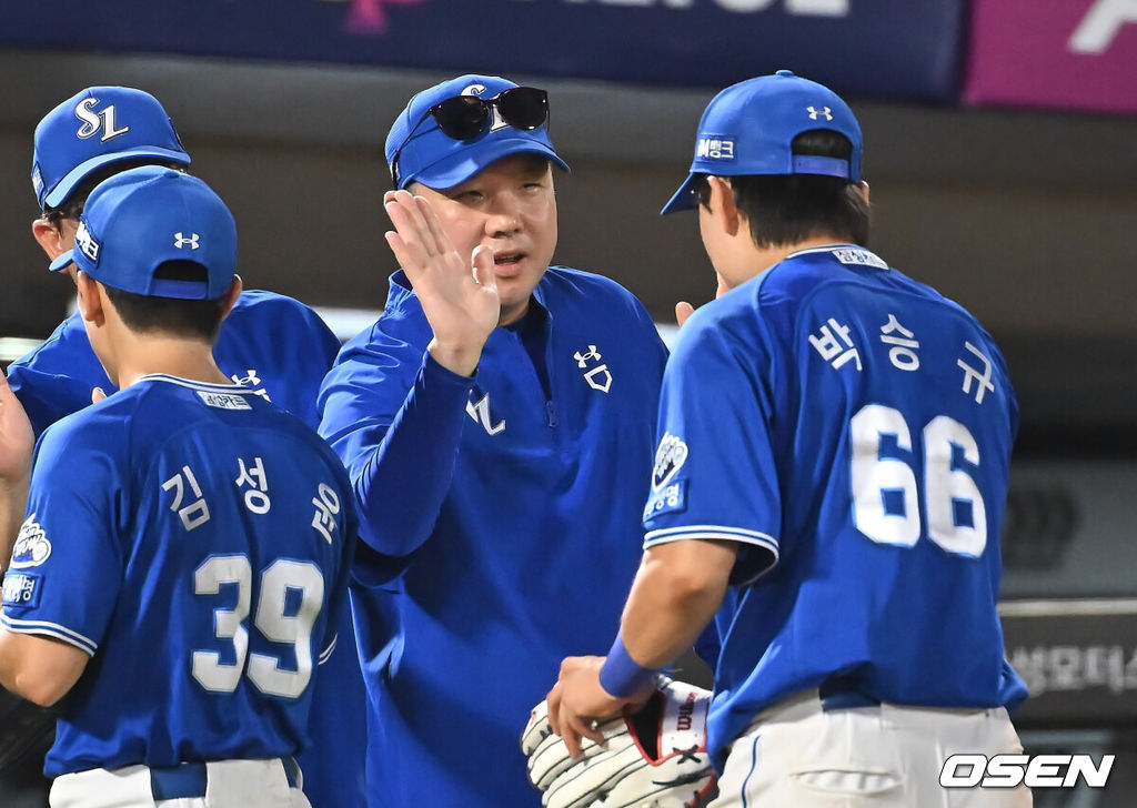 15일 부산 사직야구장에서 2025 신한 SOL 뱅크 KBO 리그 롯데 자이언츠와 삼성 라이온즈의 경기가 열렸다. 홈팀 롯데는 이민석이, 방문팀 삼성은 가라비토가 선발 출전했다.삼성 라이온즈 박진만 감독이 롯데 자이언츠에 10-4로 승리, 5연패에서 탈출하고 박승규와 기쁨을 나누고 있다. 2025.08.15 / foto0307@osen.co.kr