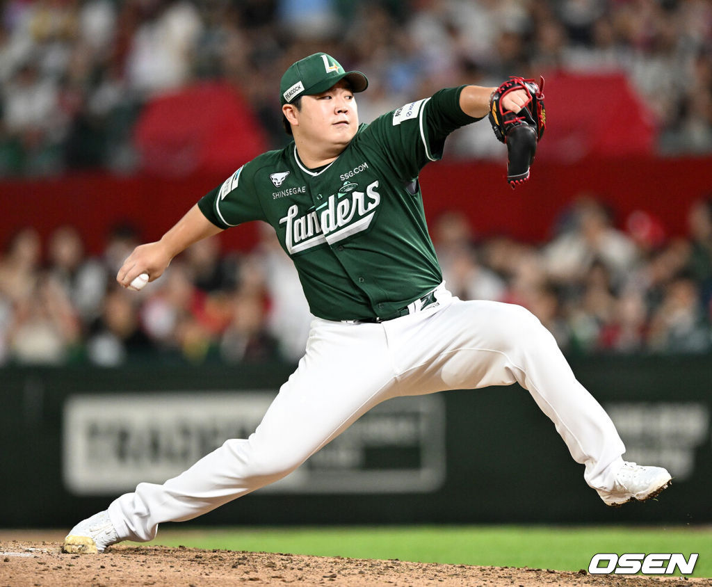 15일 오후 인천 SSG랜더스필드에서 2025 신한 SOL Bank KBO리그 SSG 랜더스와 LG 트윈스의 경기가 열렸다.SSG는 화이트, LG는 치리노스를 선발 투수로 내세웠다.8회초 무사에서 SSG 이로운이 역투하고 있다. 2025.08.15 /sunday@osen.co.kr