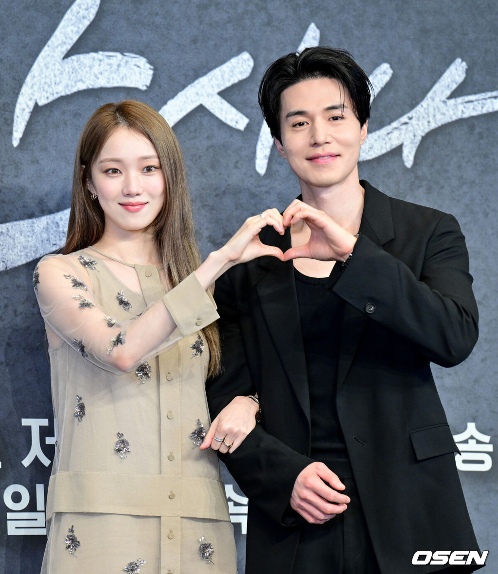 JTBC 새 금요시리즈 ‘착한 사나이’ 제작발표회가 14일 서울 구로구 한 연회장에서 열렸다.‘착한 사나이’(연출 송해성·박홍수, 극본 김운경·김효석, 제공 SLL, 제작 하이브미디어코프·하이그라운드)는 3대 건달 집안의 장손이자 의외의 순정을 품은 박석철과 가수를 꿈꾸는 그의 첫사랑 강미영이 펼치는 감성 누아르다.배우 이성경, 이동욱이 포즈를 취하고 있다. 2025.07.14/cej@osen.co.kr