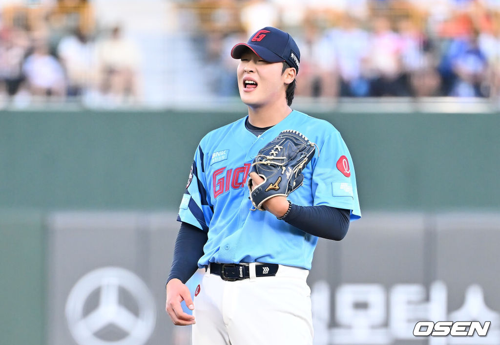 15일 부산 사직야구장에서 2025 신한 SOL 뱅크 KBO 리그 롯데 자이언츠와 삼성 라이온즈의 경기가 열렸다. 홈팀 롯데는 이민석이, 방문팀 삼성은 가라비토가 선발 출전했다.롯데 자이언츠 선발 투수 이민석이 1회초 무사 만루 삼성 라이온즈 디아즈에게 밀어내기 볼넷을 허용하고 아쉬워하고 있다. 2025.08.15 / foto0307@osen.co.kr