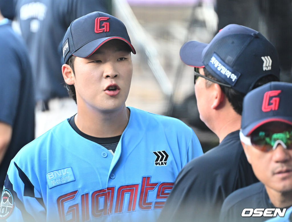 15일 부산 사직야구장에서 2025 신한 SOL 뱅크 KBO 리그 롯데 자이언츠와 삼성 라이온즈의 경기가 열렸다. 홈팀 롯데는 이민석이, 방문팀 삼성은 가라비토가 선발 출전했다.롯데 자이언츠 선발 투수 이민석이 1회초 3실점하고 주형광 코치와 얘기하고 있다. 2025.08.15 / foto0307@osen.co.kr