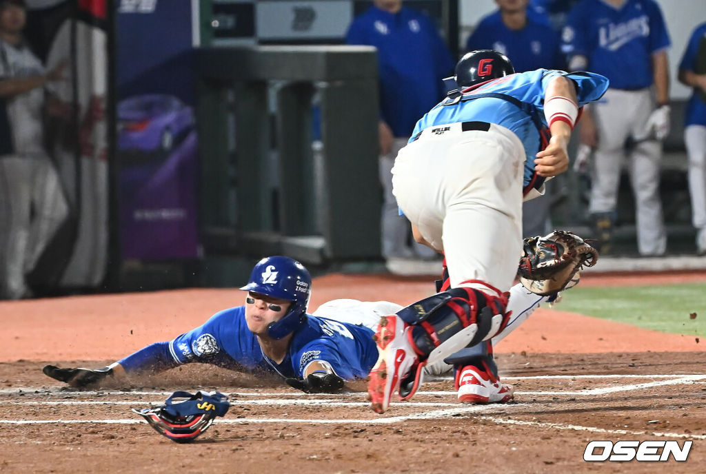 15일 부산 사직야구장에서 2025 신한 SOL 뱅크 KBO 리그 롯데 자이언츠와 삼성 라이온즈의 경기가 열렸다. 홈팀 롯데는 이민석이, 방문팀 삼성은 가라비토가 선발 출전했다.삼성 라이온즈 박승규가 6회초 무사 1,2루 구자욱의 1루 땅볼때 롯데 자이언츠 노진혁의 실책을 틈타 홈 쇄도 세이프되고 있다. 2025.08.15 / foto0307@osen.co.kr