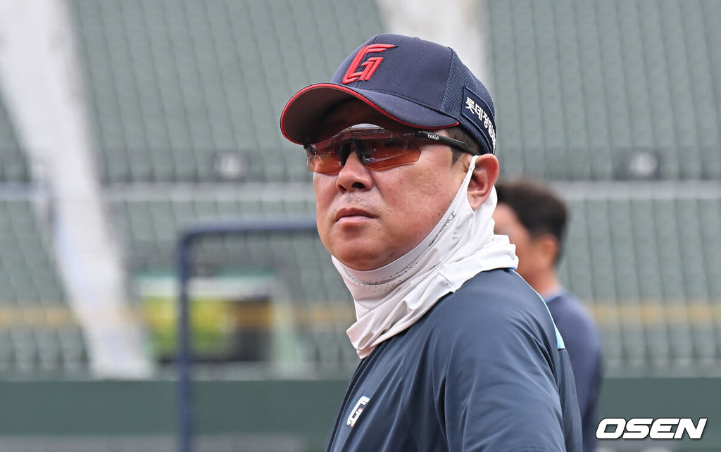8일 부산 사직야구장에서 2025 신한 SOL 뱅크 KBO 리그 롯데 자이언츠와 SSG 랜더스의 경기가 열린다. 홈팀 롯데는 나균안이, 방문팀 SSG는 최민준이 선발 출전한다.롯데 자이언츠 김태형 감독이 훈련을 지켜보고 있다. 2025.08.08 / foto0307@osen.co.kr