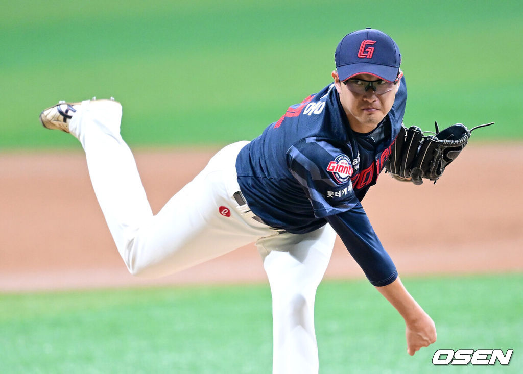 3일 오후 서울 고척스카이돔에서 ‘2025 신한 SOL Bank KBO리그’ 키움 히어로즈와 롯데 자이언츠의 경기가 열렸다.홈팀 키움은 정세영, 방문팀 롯데는 박세웅을 선발로 내세웠다.1회말 롯데 선발 박세웅이 힘차게 공을 뿌리고 있다. 2025.08.03 / dreamer@osen.co.kr