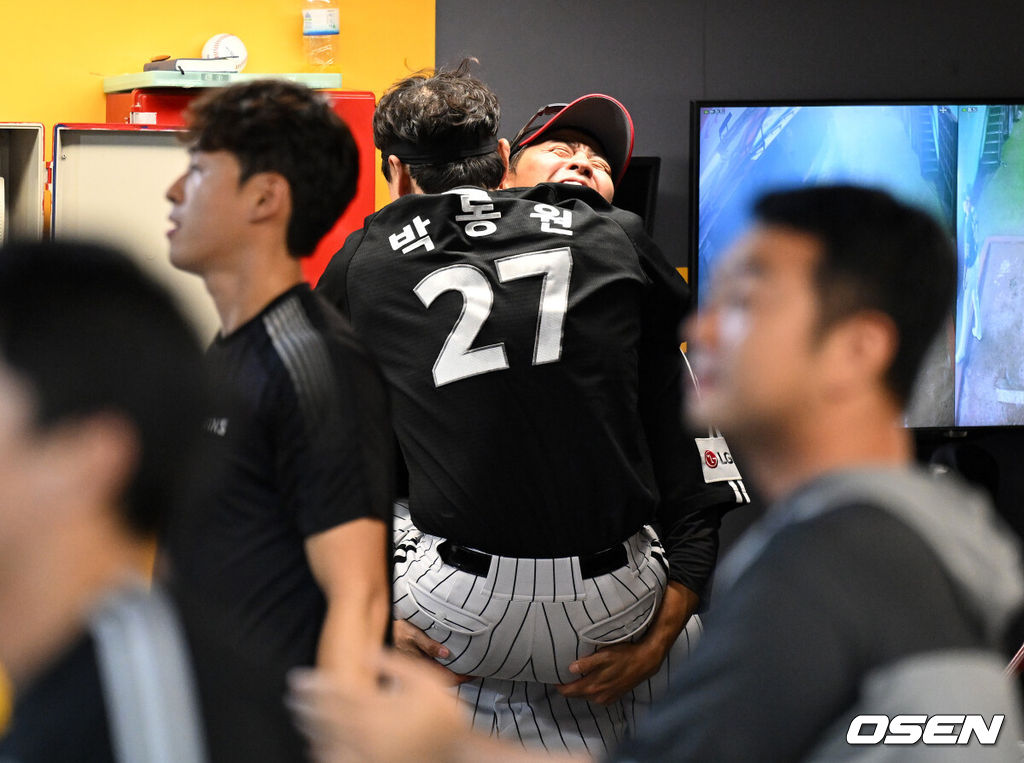 15일 오후 인천 SSG랜더스필드에서 2025 신한 SOL Bank KBO리그 SSG 랜더스와 LG 트윈스의 경기가 열렸다.SSG는 화이트, LG는 치리노스를 선발 투수로 내세웠다.8회초 2사 1,2루에서 LG 박동원이 좌월 스리런 홈런을 치고 김광삼 코치와 환호하고 있다. 2025.08.15 /sunday@osen.co.kr