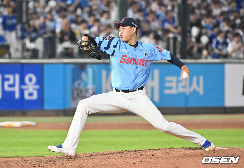 15일 부산 사직야구장에서 2025 신한 SOL 뱅크 KBO 리그 롯데 자이언츠와 삼성 라이온즈의 경기가 열렸다. 홈팀 롯데는 이민석이, 방문팀 삼성은 가라비토가 선발 출전했다.롯데 자이언츠 김태현이 역투하고 있다. 2025.08.15 / foto0307@osen.co.kr