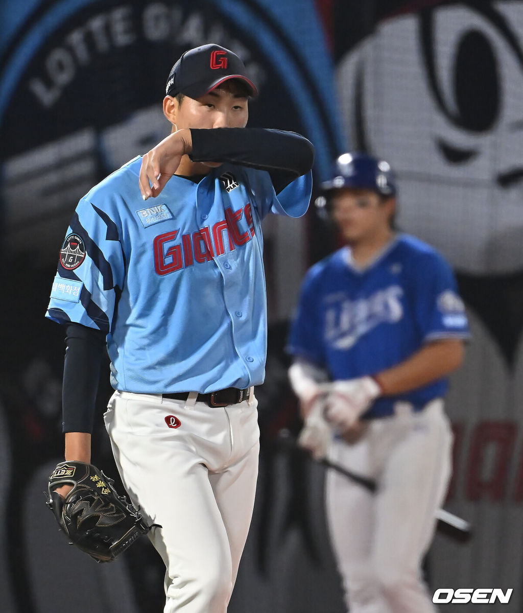 15일 부산 사직야구장에서 2025 신한 SOL 뱅크 KBO 리그 롯데 자이언츠와 삼성 라이온즈의 경기가 열렸다. 홈팀 롯데는 이민석이, 방문팀 삼성은 가라비토가 선발 출전했다.롯데 자이언츠 김태현이 6회초 무사 1,2루 삼성 라이온즈 구자욱의 1루 땅볼때 노진혁의 실책으로 실점하고 아쉬워하고 있다. 2025.08.15 / foto0307@osen.co.kr