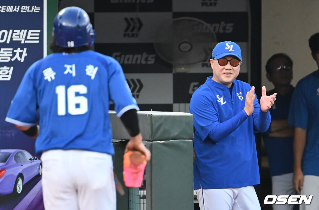 15일 부산 사직야구장에서 2025 신한 SOL 뱅크 KBO 리그 롯데 자이언츠와 삼성 라이온즈의 경기가 열렸다. 홈팀 롯데는 이민석이, 방문팀 삼성은 가라비토가 선발 출전했다.삼성 라이온즈 박진만 감독이 2회초 무사 1루 이재현 타석때 도루와 실책으로 득점을 올린 류지혁을 보며 박수치고 있다. 2025.08.15 / foto0307@osen.co.kr