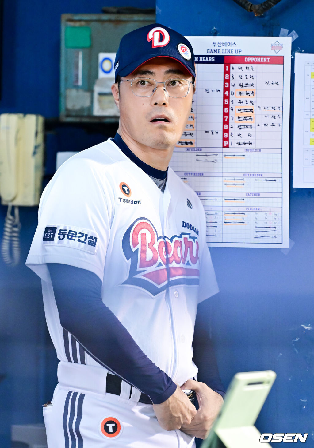 15일 오후 서울 잠실구장에서 ‘2025 신한 SOL BANK KBO리그’ 두산 베어스와 KIA 타이거즈의 경기가 진행됐다.이날 두산은 잭로그를, KIA는 김도현을 선발투수로 내세웠다. 연장10회초 두산 조성환 감독대행이 경기를 지켜보고 있다  2025.08.15 / soul1014@osen.co.kr