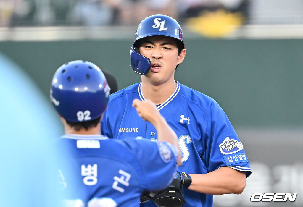 16일 부산 사직야구장에서 2025 신한 SOL 뱅크 KBO 리그 롯데 자이언츠와 삼성 라이온즈의 경기가 열렸다. 홈팀 롯데는 박세웅이, 방문팀 삼성은 최원태가 선발 출전했다.삼성 라이온즈 구자욱이 3회초 우익수 오른쪽 2루타를 치고 하이파이브를 하고 있다. 2025.08.16 / foto0307@osen.co.kr