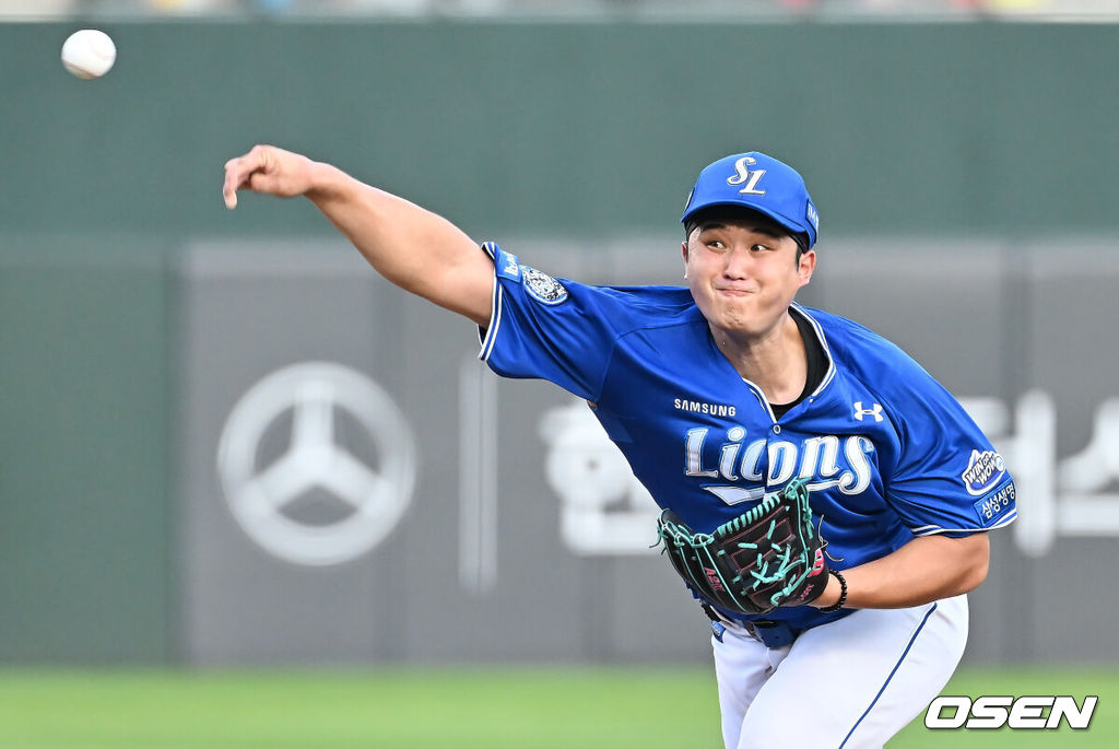 16일 부산 사직야구장에서 2025 신한 SOL 뱅크 KBO 리그 롯데 자이언츠와 삼성 라이온즈의 경기가 열렸다. 홈팀 롯데는 박세웅이, 방문팀 삼성은 최원태가 선발 출전했다.삼성 라이온즈 선발 투수 최원태가 역투하고 있다. 2025.08.16 / foto0307@osen.co.kr