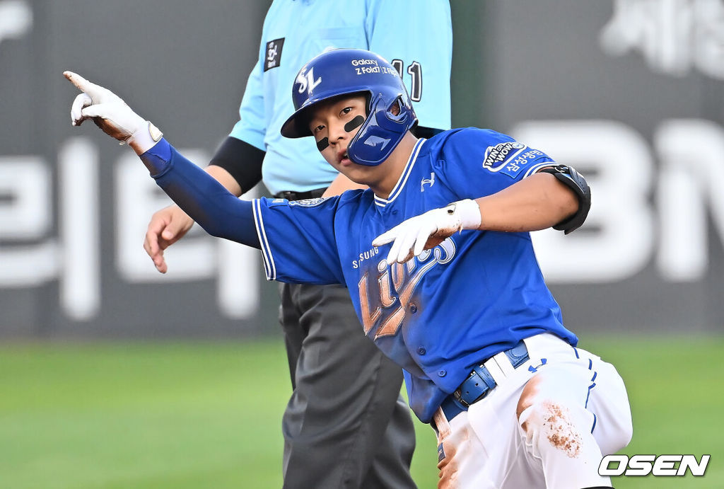 16일 부산 사직야구장에서 2025 신한 SOL 뱅크 KBO 리그 롯데 자이언츠와 삼성 라이온즈의 경기가 열렸다. 홈팀 롯데는 박세웅이, 방문팀 삼성은 최원태가 선발 출전했다.삼성 라이온즈 양도근이 2회초 2사 2루 좌익수 앞 1타점 안타를 치고 2루까지 진루해 세리머니를 하고 있다. 2025.08.16 / foto0307@osen.co.kr
