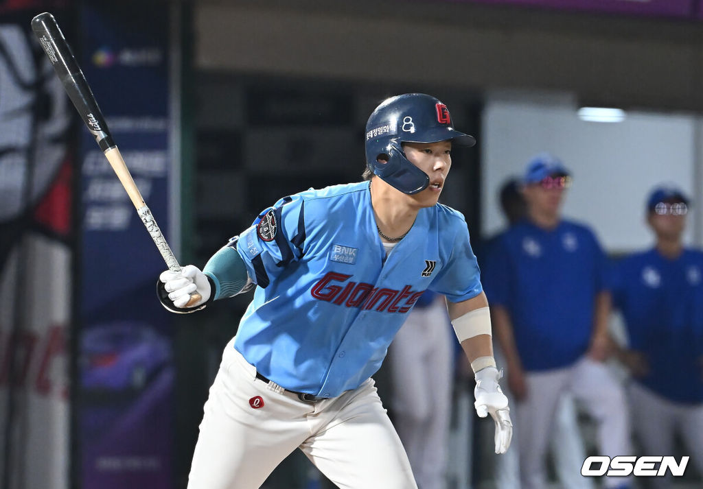 16일 부산 사직야구장에서 2025 신한 SOL 뱅크 KBO 리그 롯데 자이언츠와 삼성 라이온즈의 경기가 열렸다. 홈팀 롯데는 박세웅이, 방문팀 삼성은 최원태가 선발 출전했다.롯데 자이언츠 고승민이 5회말 2사 1,2루 우익수 앞 1타점 안타를 치고 있다. 2025.08.16 / foto0307@osen.co.kr