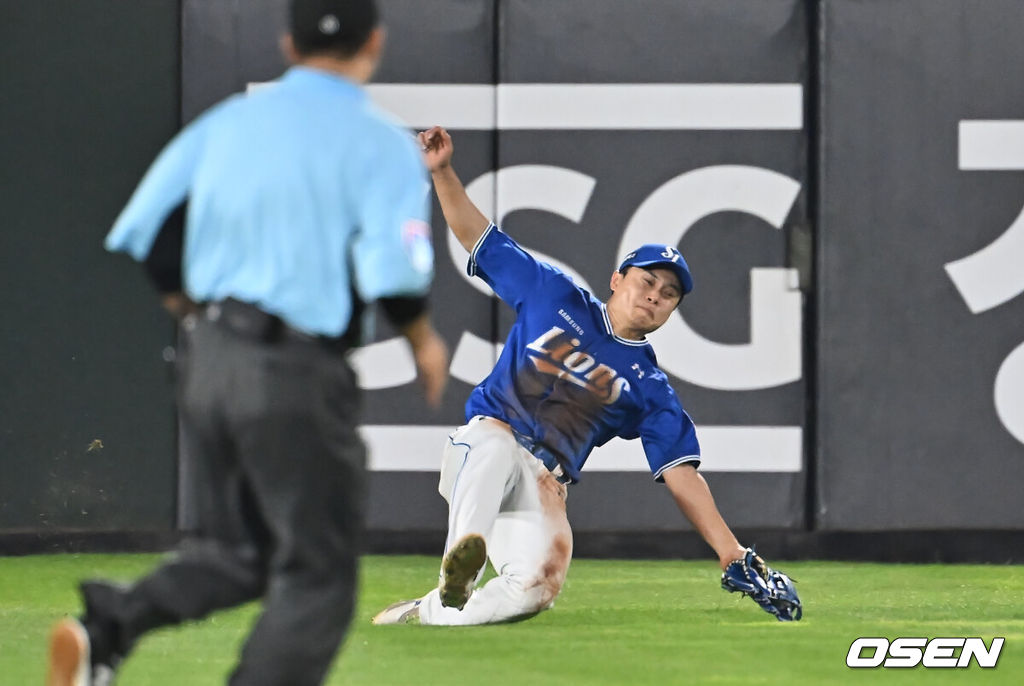 16일 부산 사직야구장에서 2025 신한 SOL 뱅크 KBO 리그 롯데 자이언츠와 삼성 라이온즈의 경기가 열렸다. 홈팀 롯데는 박세웅이, 방문팀 삼성은 최원태가 선발 출전했다.삼성 라이온즈 김헌곤이 6회말 1사 롯데 자이언츠 김민성의 타구를 잡고 있다. 2025.08.16 / foto0307@osen.co.kr