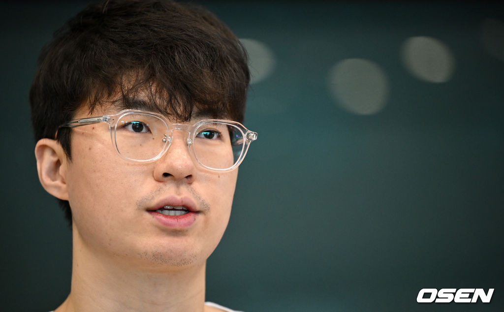 한국 남자 농구 대표팀 이현중, 여준석, 박지훈이 2025 국제농구연맹(FIBA) 아시아컵을 마치고 16일 오후 인천공항을 통해 귀국했다.안준호 감독이 이끄는 한국 남자 농구 대표팀은 지난 14일 (한국시간) 사우디아라비아 제다의 킹 압둘라 스포츠 시티에서 열린 2025년 국제농구연맹(FIBA) 아시아컵 8강전에서 중국에 71-79로 패하며 4강 진출에 실패했다.대표팀 이현중이 취재진과 인터뷰를 하고 있다. 2025.08.16 /cej@osen.co.kr