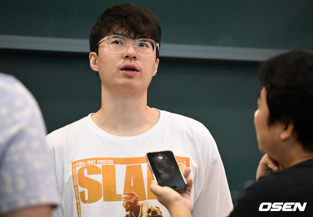한국 남자 농구 대표팀 이현중, 여준석, 박지훈이 2025 국제농구연맹(FIBA) 아시아컵을 마치고 16일 오후 인천공항을 통해 귀국했다.안준호 감독이 이끄는 한국 남자 농구 대표팀은 지난 14일 (한국시간) 사우디아라비아 제다의 킹 압둘라 스포츠 시티에서 열린 2025년 국제농구연맹(FIBA) 아시아컵 8강전에서 중국에 71-79로 패하며 4강 진출에 실패했다.대표팀 이현중이 취재진과 인터뷰를 하고 있다. 2025.08.16 /cej@osen.co.kr